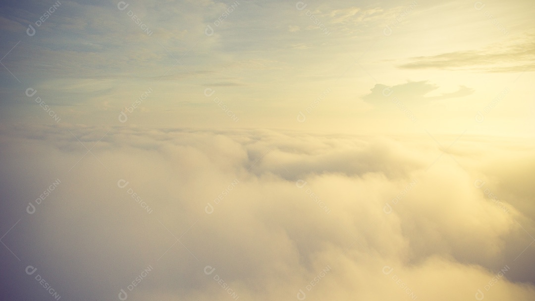 Fundo abstrato do céu ensolarado, bela paisagem de nuvens, no céu