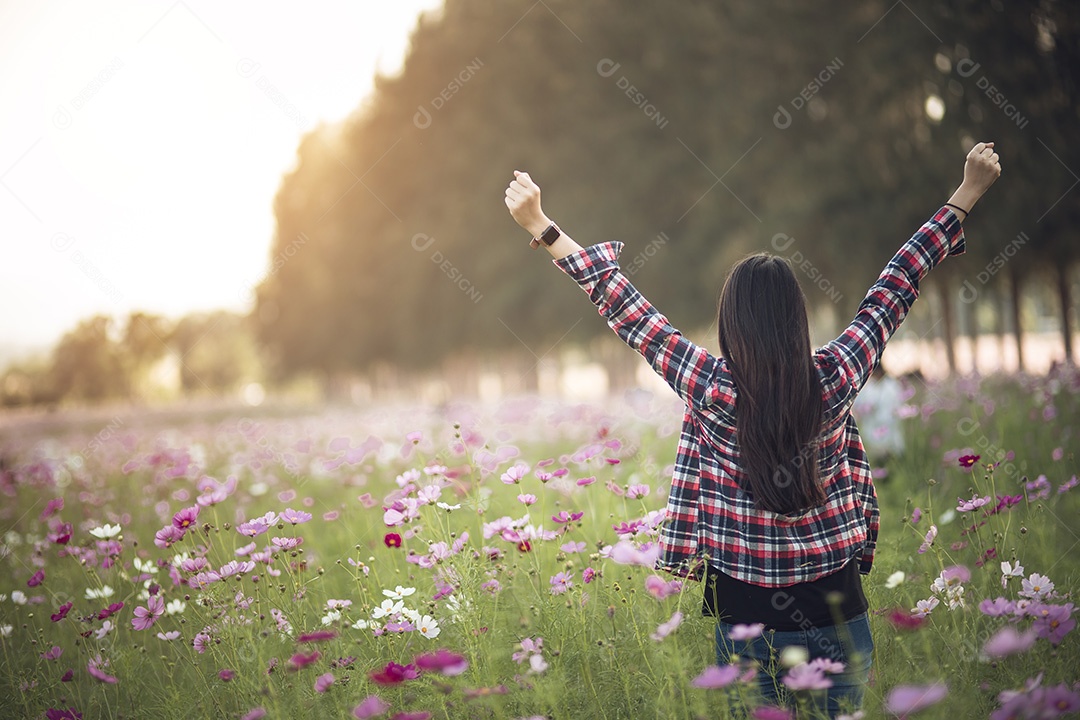 Vintage de belas mulher fotografando com a mão segurando uma câmera retrô