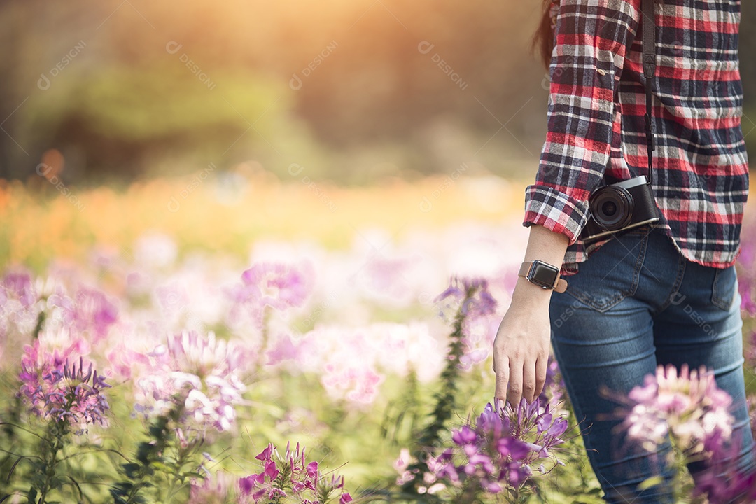 Vintage de belas mulheres fotografando com a mão segurando uma câmera retrô