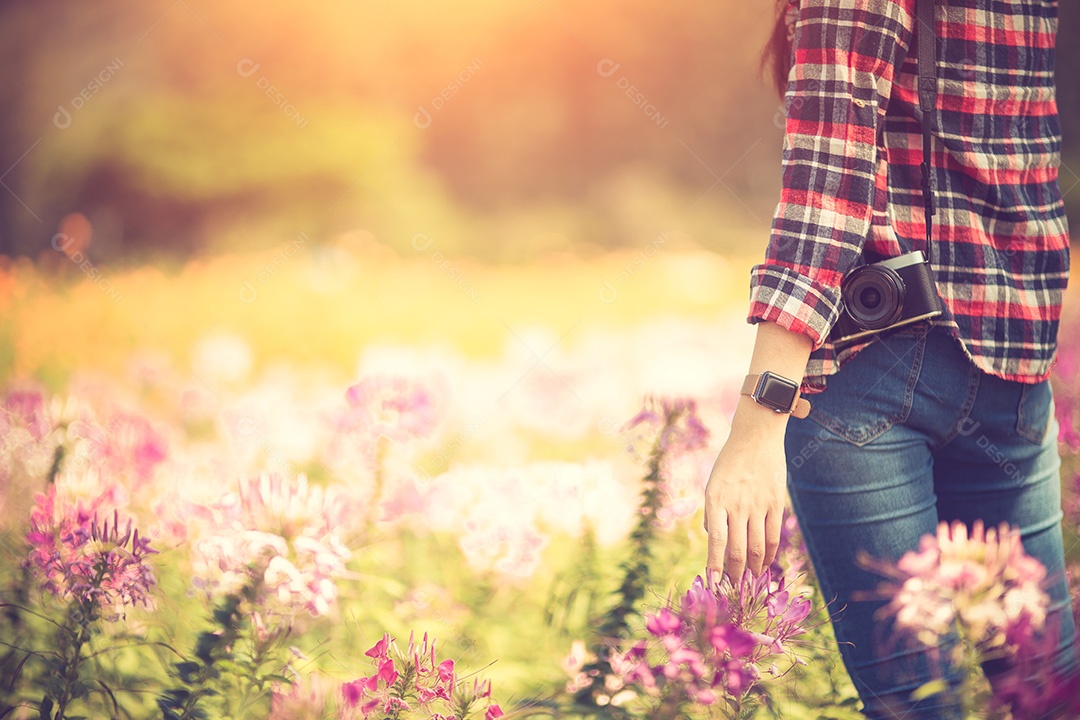 Vintage de belas mulheres fotografando com a mão segurando uma câmera retrô