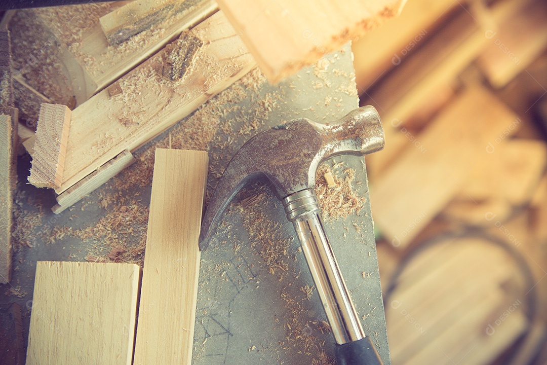 Ferramentas de carpinteiro sobre mesa de madeira. Cor vintage