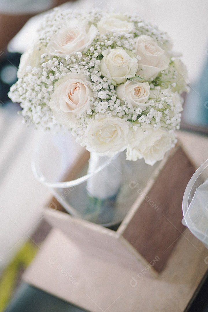 Belo buquê de casamento na mão da noiva