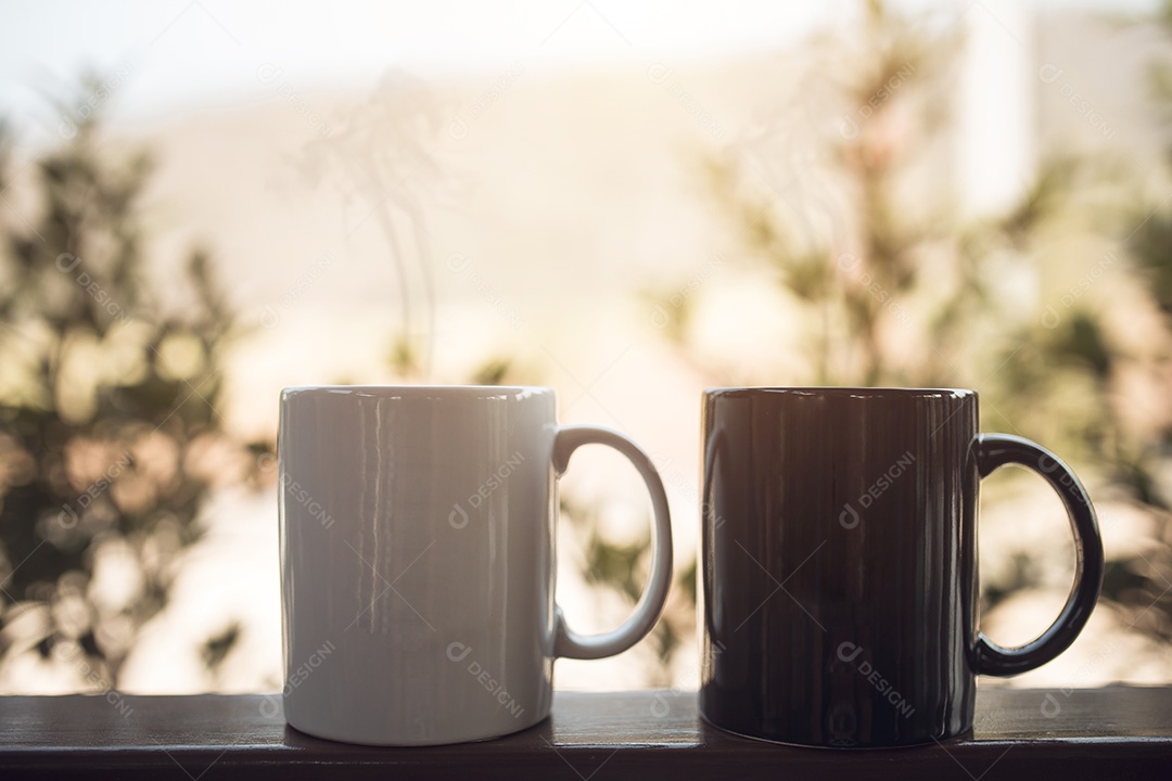 Xícara de café na cafeteria - imagem de efeito de estilo vintage