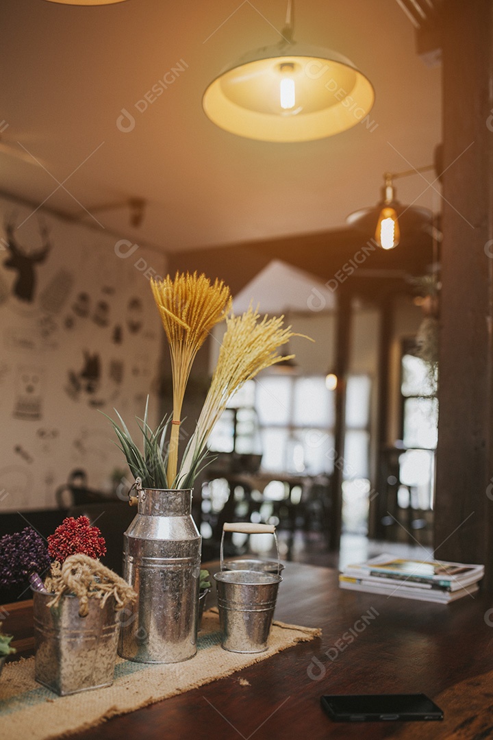 Vaso com ferro feito de madeira estilo vintage sobre a mesa em cafeterias.