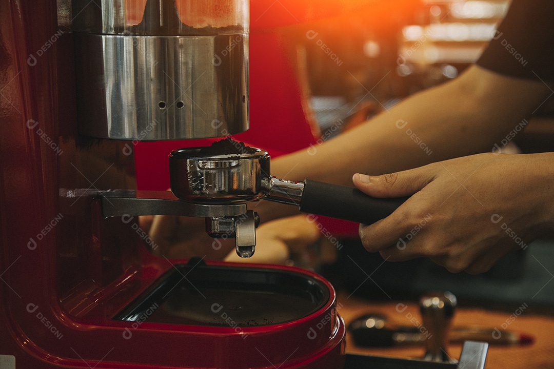 Barista Café fazendo o conceito de serviço de preparação de café. Cor vintage