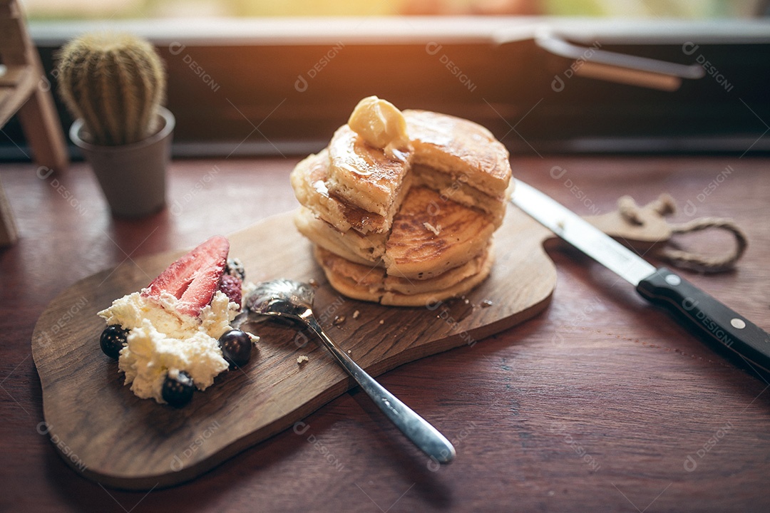 Pilha de deliciosas panquecas com chocolate, mel, nozes e fatia