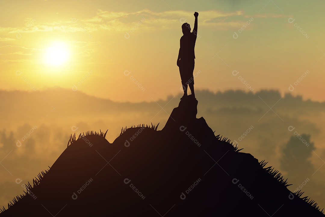 Realizações de silhueta braço bem sucedido para cima homem está no topo da colina