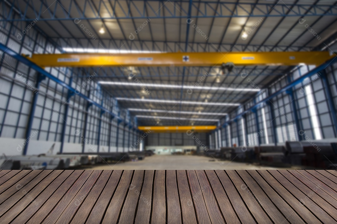 Tampo da mesa de madeira no fundo do salão da fábrica  ou garagem desfocado - pode