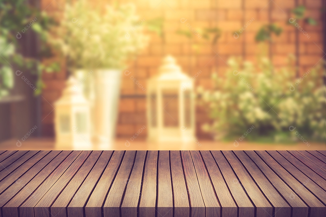 Piso de madeira antiga e planta decorativa em jardim