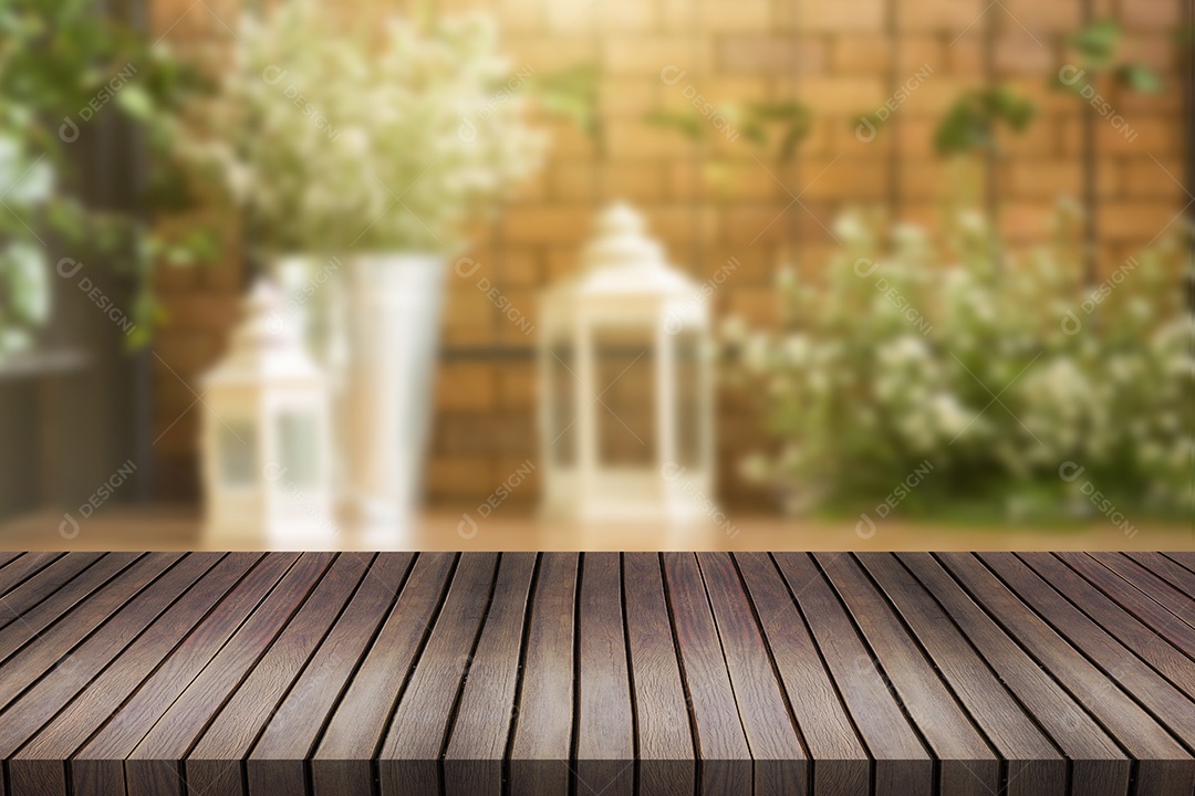 Deck ou piso de madeira antiga e planta decorativa em jardim