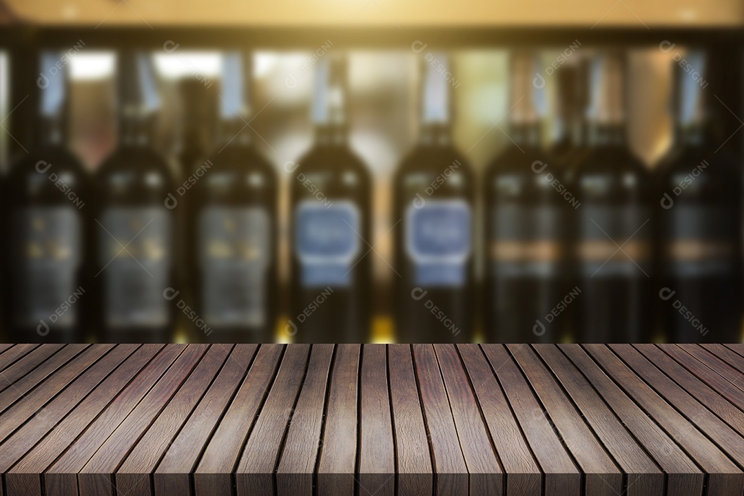 Mesa de madeira boteco e vinho Garrafa de licor na prateleira de bar Fundo desfocado