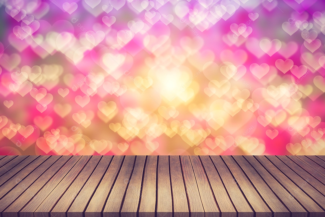 Tampo da mesa de madeira em fundo abstrato de bokeh dourado