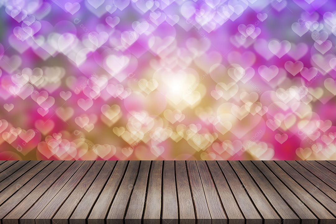 Tampo da mesa de madeira em fundo abstrato de bokeh dourado