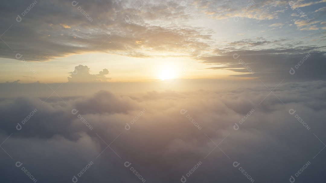 Fundo abstrato do céu ensolarado, bela paisagem de nuvens, no céu