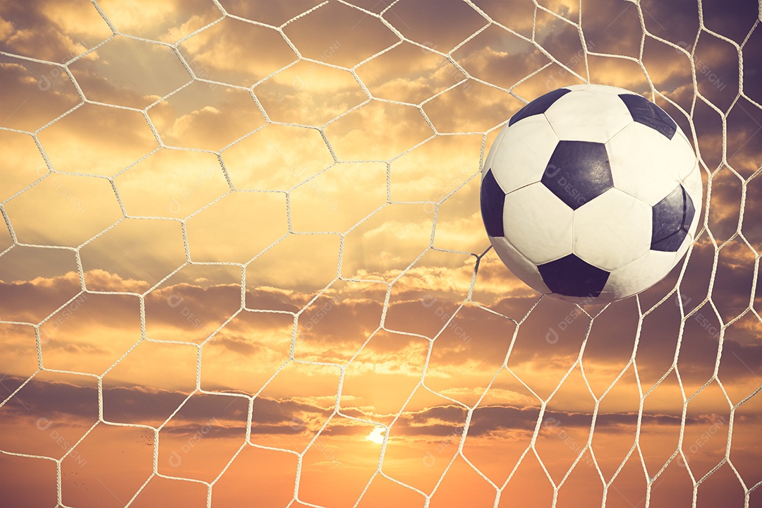 Bola de futebol na rede do gol cor vintage