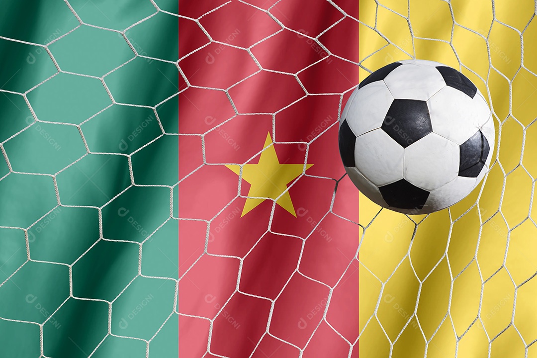 Bola salta da bandeira dos Camarões, onde o futebol é uma paixão nacional.