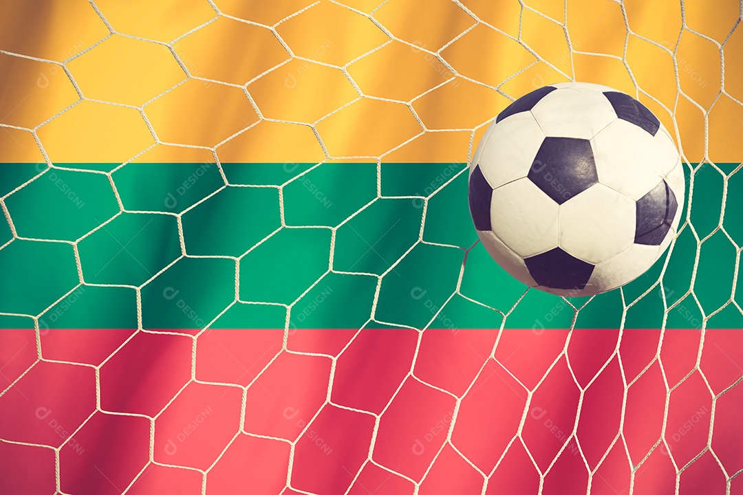 Bandeira da Lituânia e bola de futebol, futebol na cor vintage da rede do gol