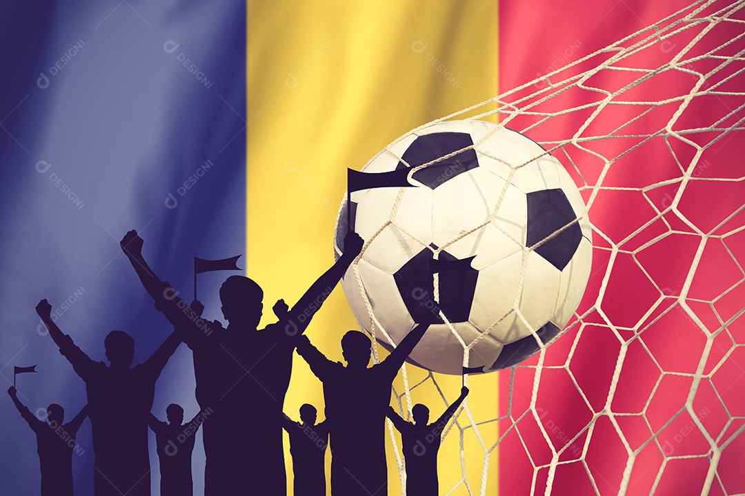 Silhuetas de fãs de futebol com bandeira da Romênia