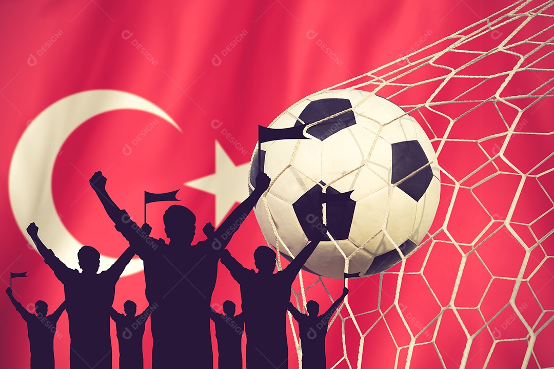 Silhuetas de fãs de futebol com bandeira da Turquia