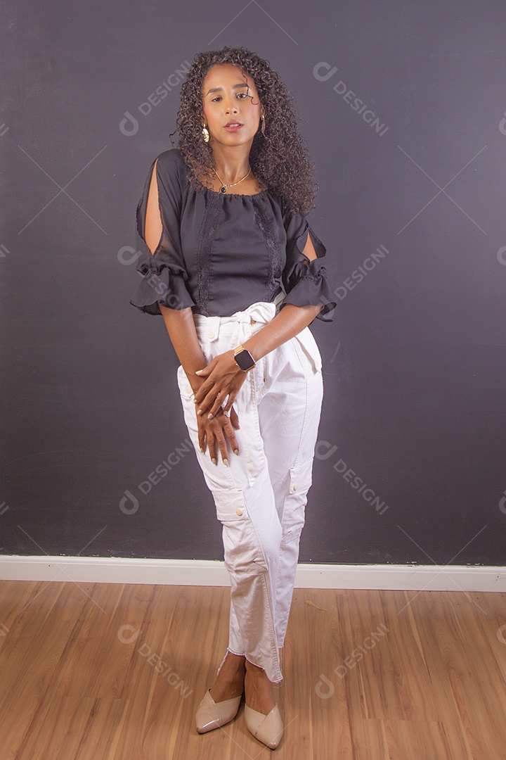 Mulher linda jovem tirando retratos em estúdio fotográfico