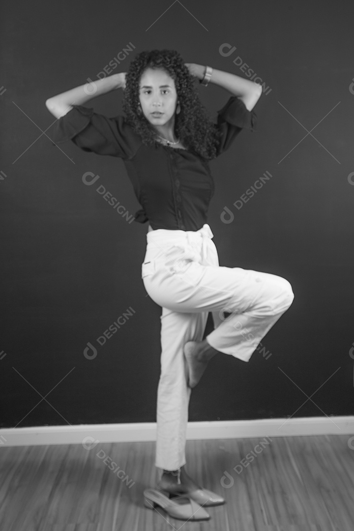 Mulher linda jovem tirando retratos em estúdio fotográfico