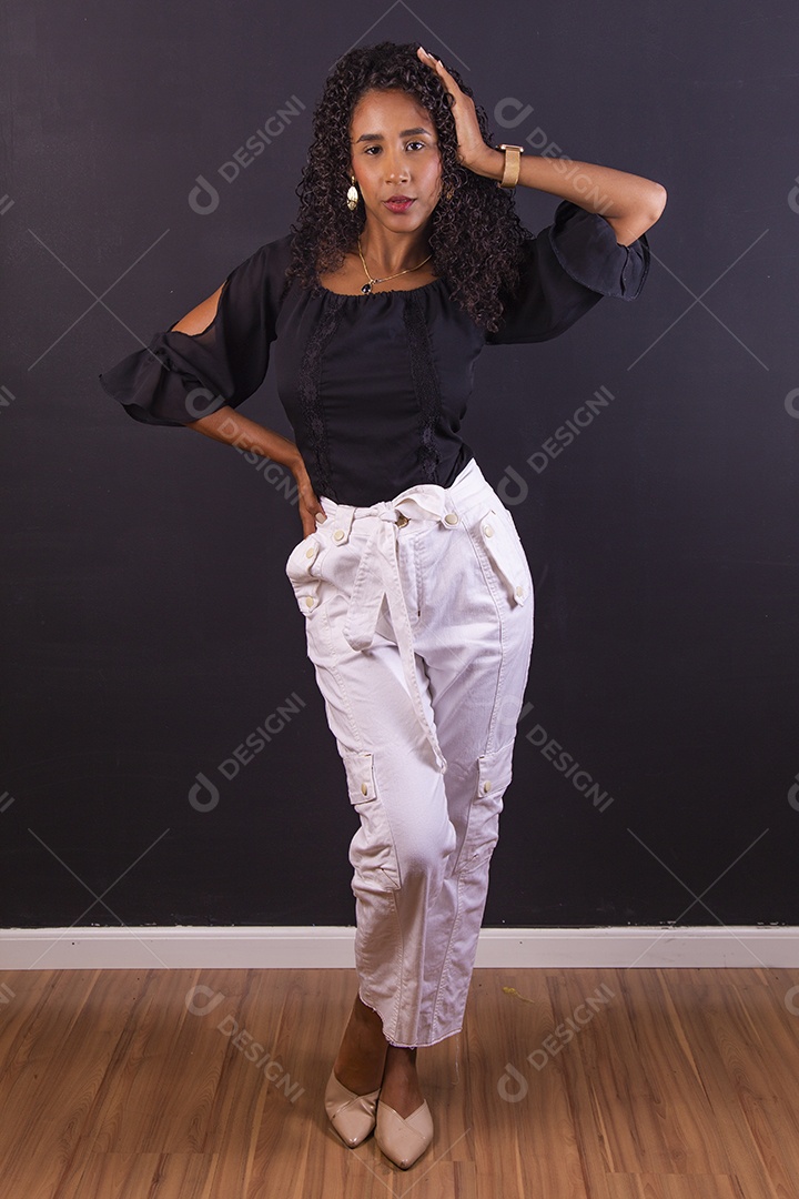 Mulher linda jovem tirando retratos em estúdio fotográfico