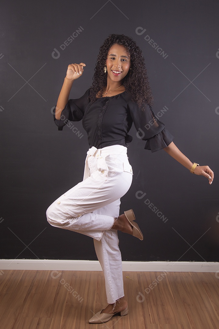Mulher linda jovem tirando retratos em estúdio fotográfico