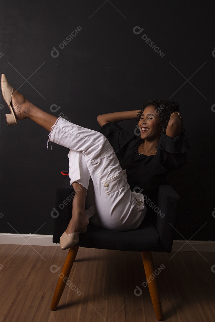 Mulher linda jovem tirando retratos em estúdio fotográfico