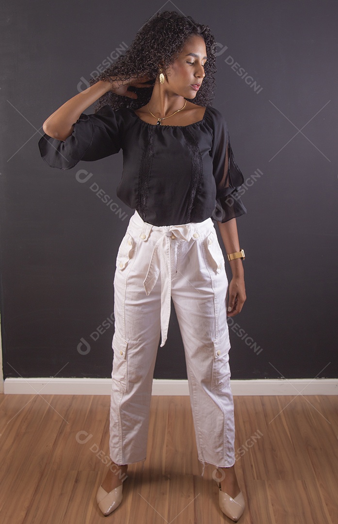 Mulher linda jovem tirando retratos em estúdio fotográfico