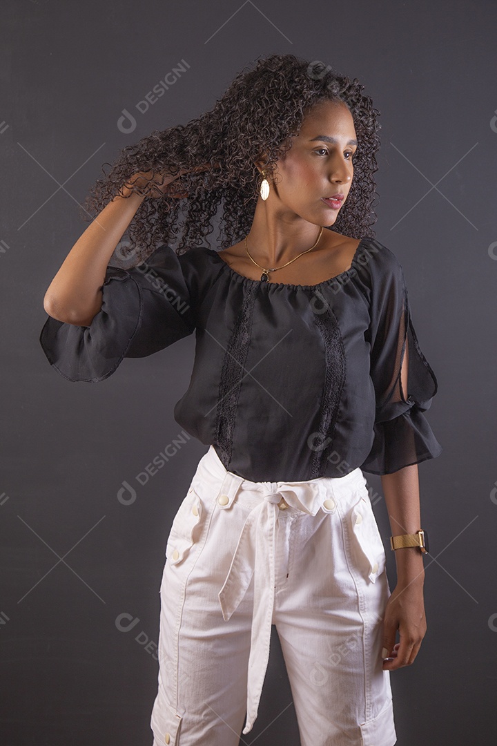 Mulher linda jovem tirando retratos em estúdio fotográfico