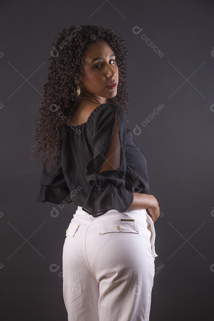 Mulher linda jovem tirando retratos em estúdio fotográfico