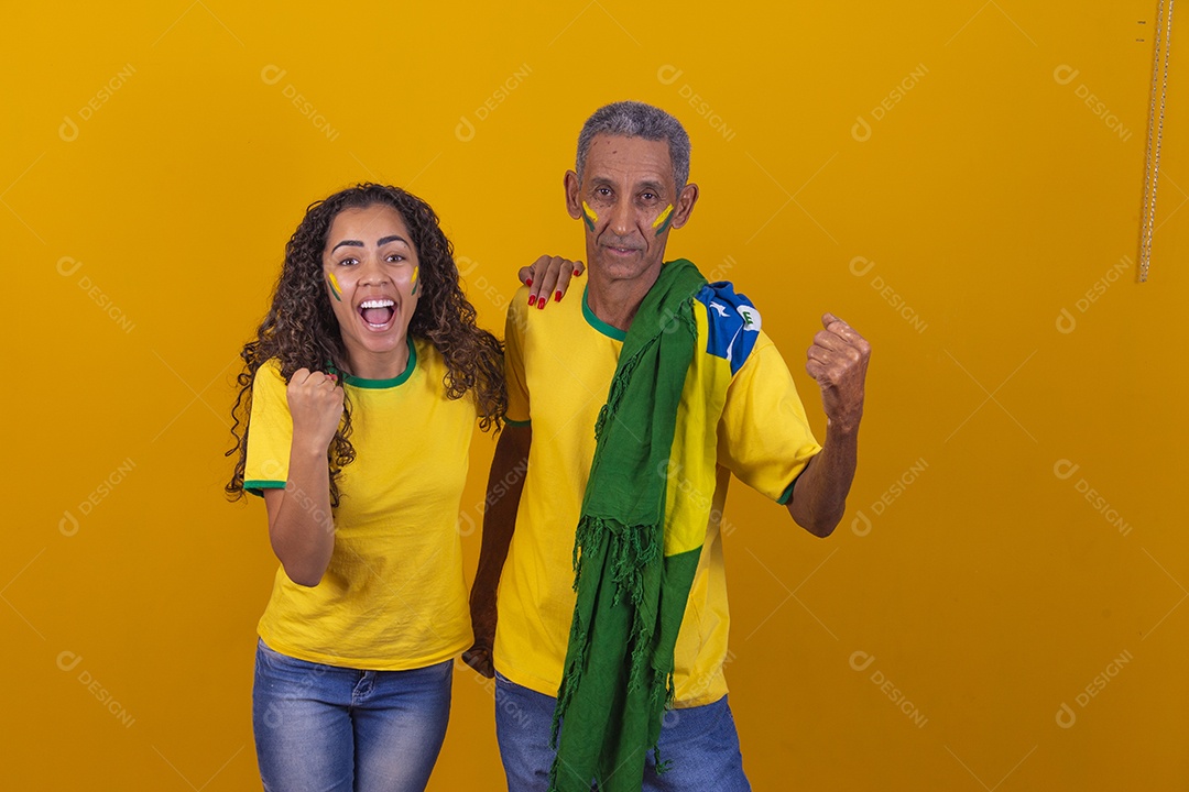 Homem idoso com sua neta torcedores do brasil