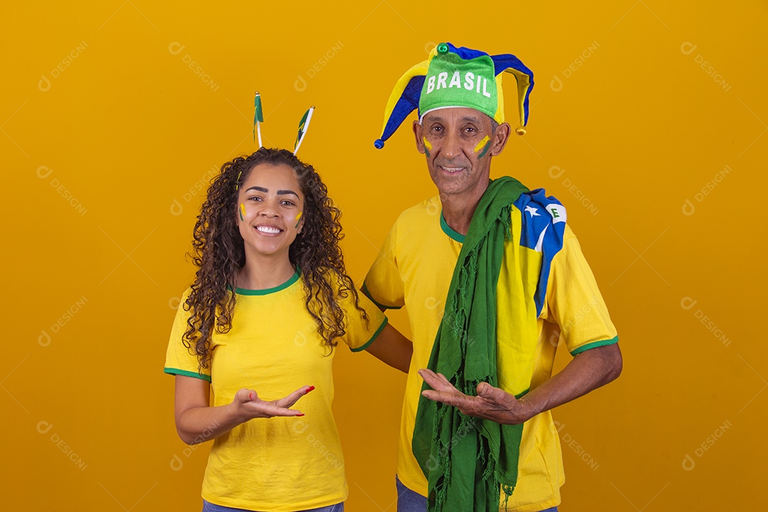 Homem idoso com sua neta torcedores do brasil