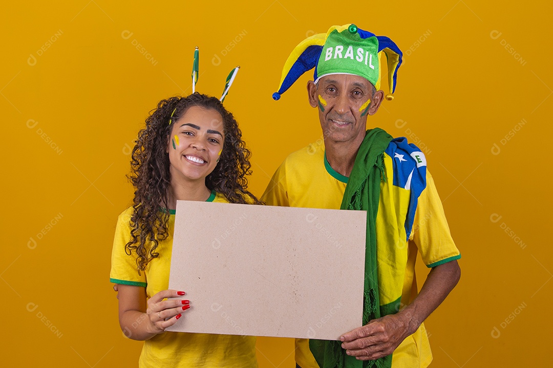 Homem idoso com sua neta torcedores do brasil