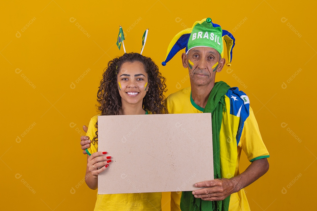 Homem idoso com sua neta torcedores do brasil