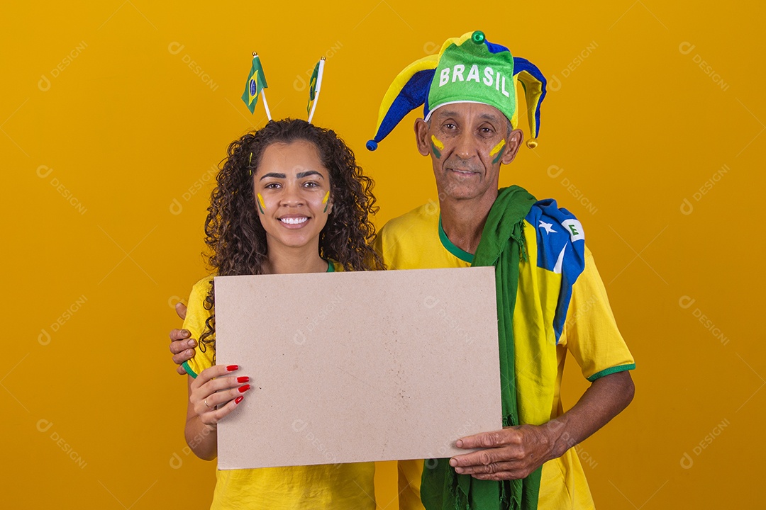 Homem idoso com sua neta torcedores do brasil