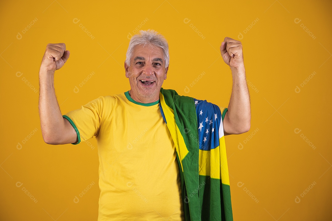 Homem idoso torcedor usando camiseta da seleção brasileira