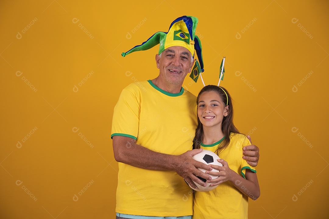 Homem idoso com sua neta torcedores do brasil