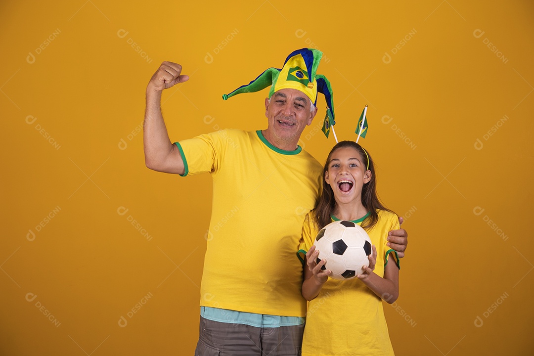 Homem idoso com sua neta torcedores do brasil