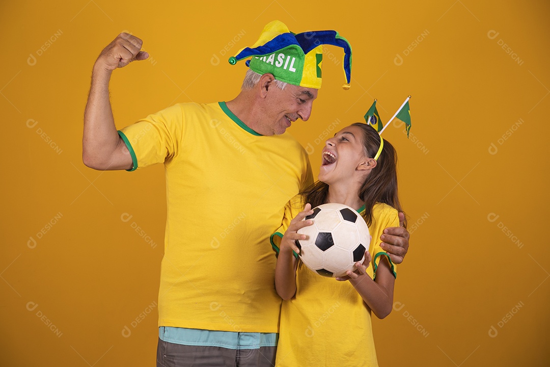 Homem idoso com sua neta torcedores do brasil