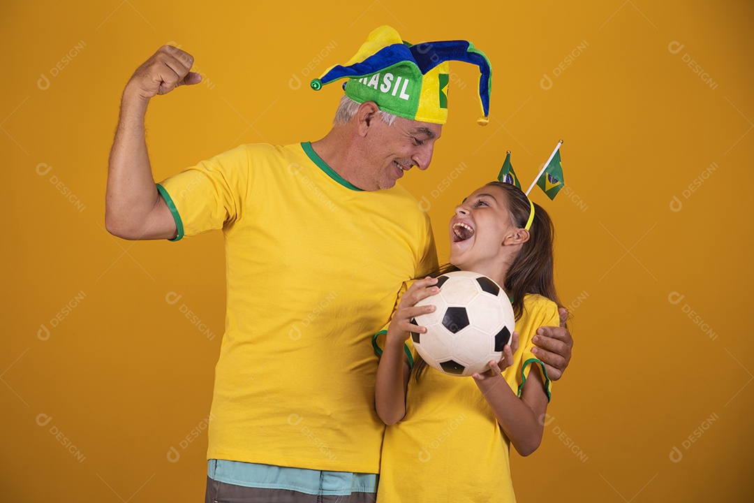 Homem idoso com sua neta torcedores do brasil