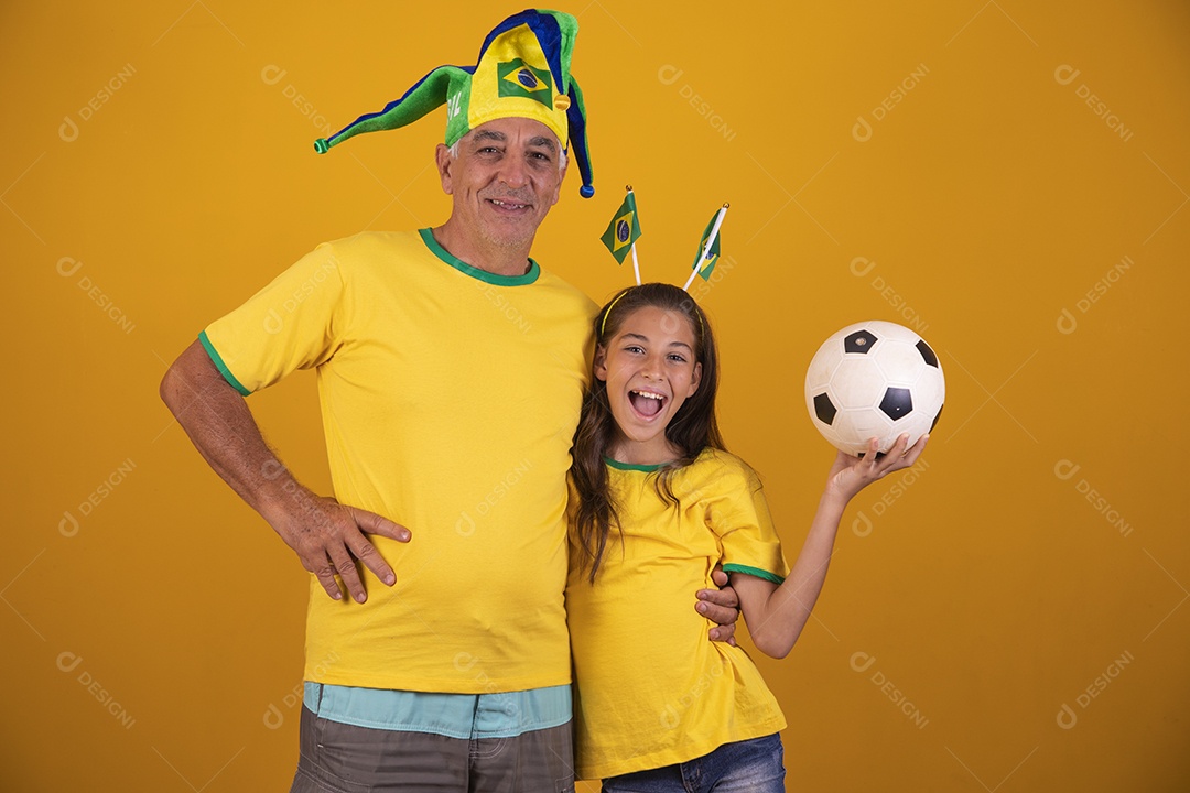 Homem idoso com sua neta torcedores do brasil