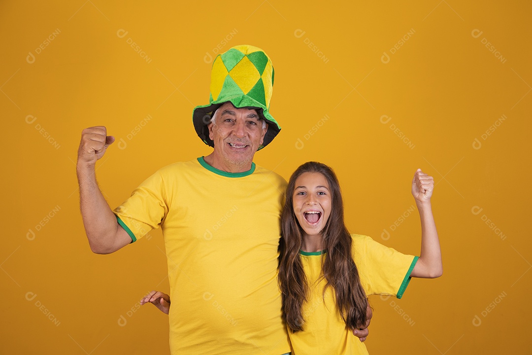 Homem idoso com sua neta torcedores do brasil segurando álbum da copa