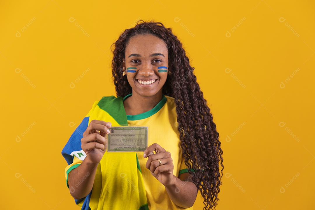 Linda mulher jovem torcedora da seleção brasileira segurando documento