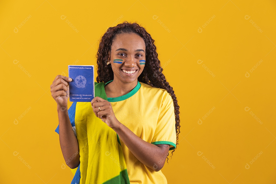 Linda mulher jovem torcedora da seleção brasileira segurando documento