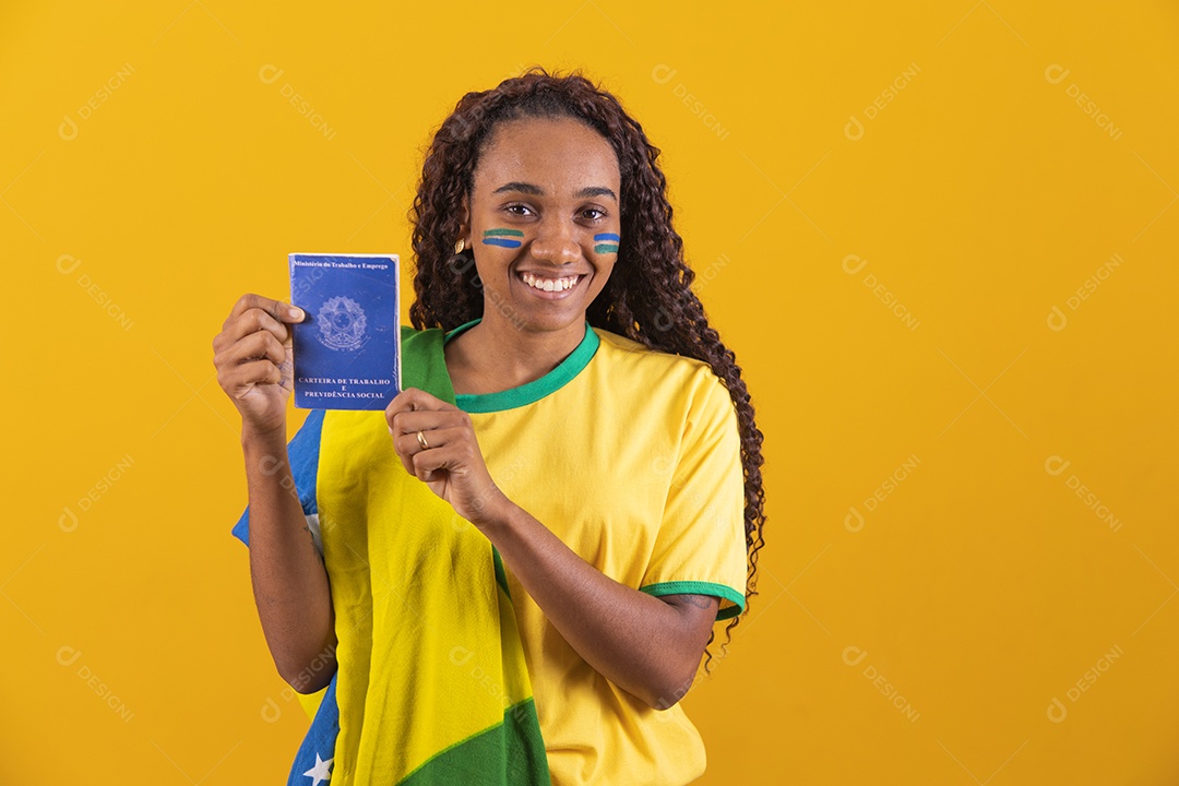 Linda mulher jovem torcedora da seleção brasileira segurando documento