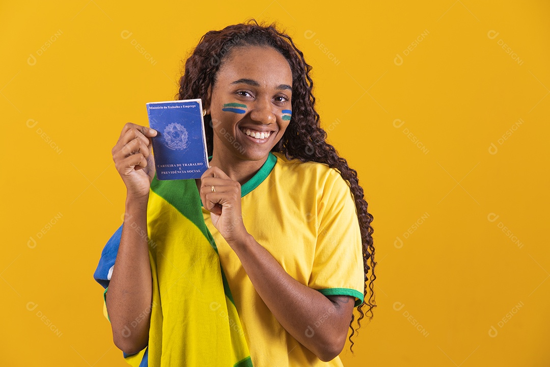 Linda mulher jovem torcedora da seleção brasileira segurando documento