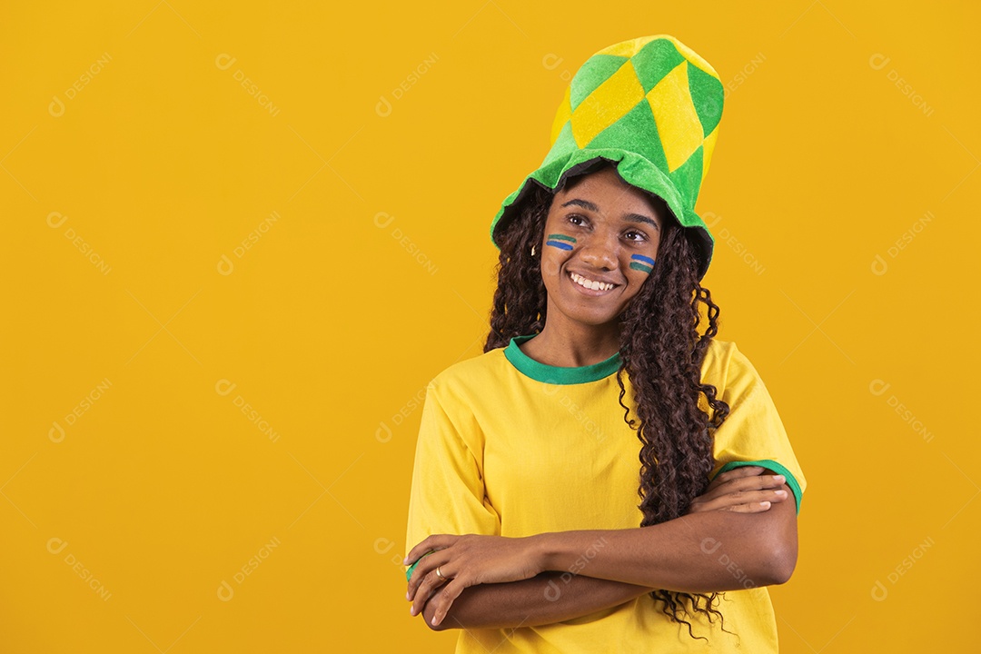 Linda mulher jovem torcedora da seleção brasileira