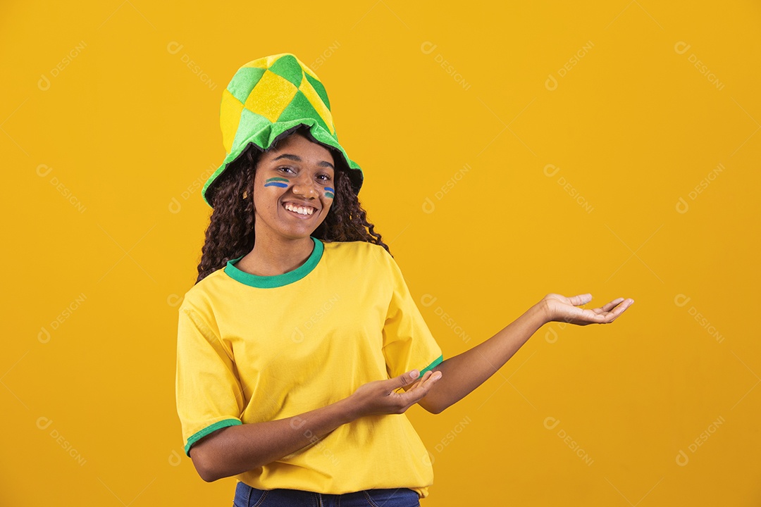 Linda mulher jovem torcedora da seleção brasileira