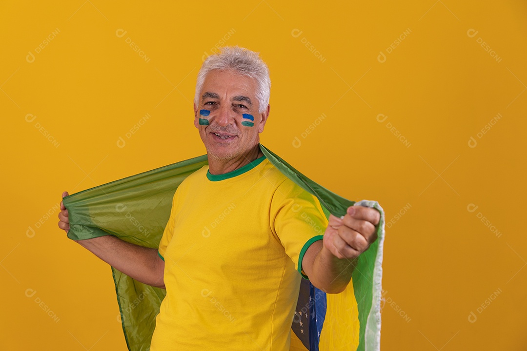 Homem idoso torcedor usando camiseta da seleção brasileira